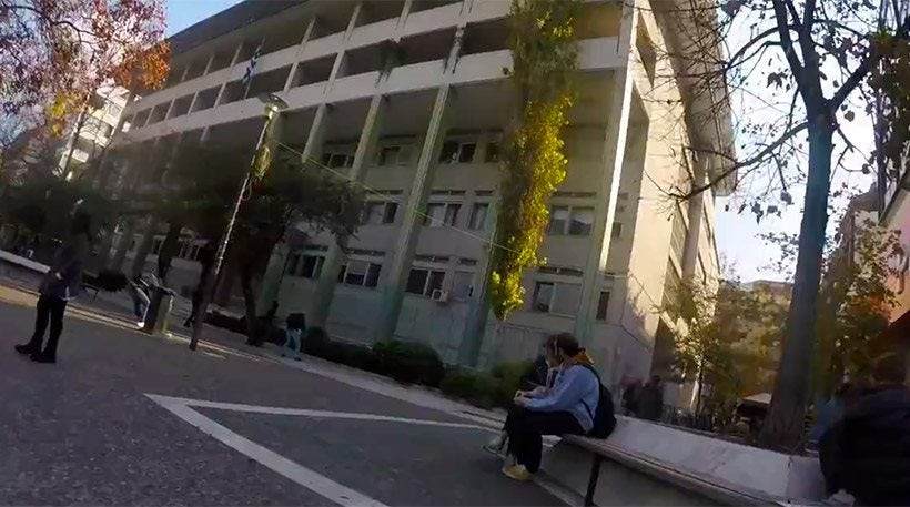 Επίθεση με μπογιές από τον Ρουβίκωνα στο Δικαστικό Μέγαρο Λάρισας (βίντεο)